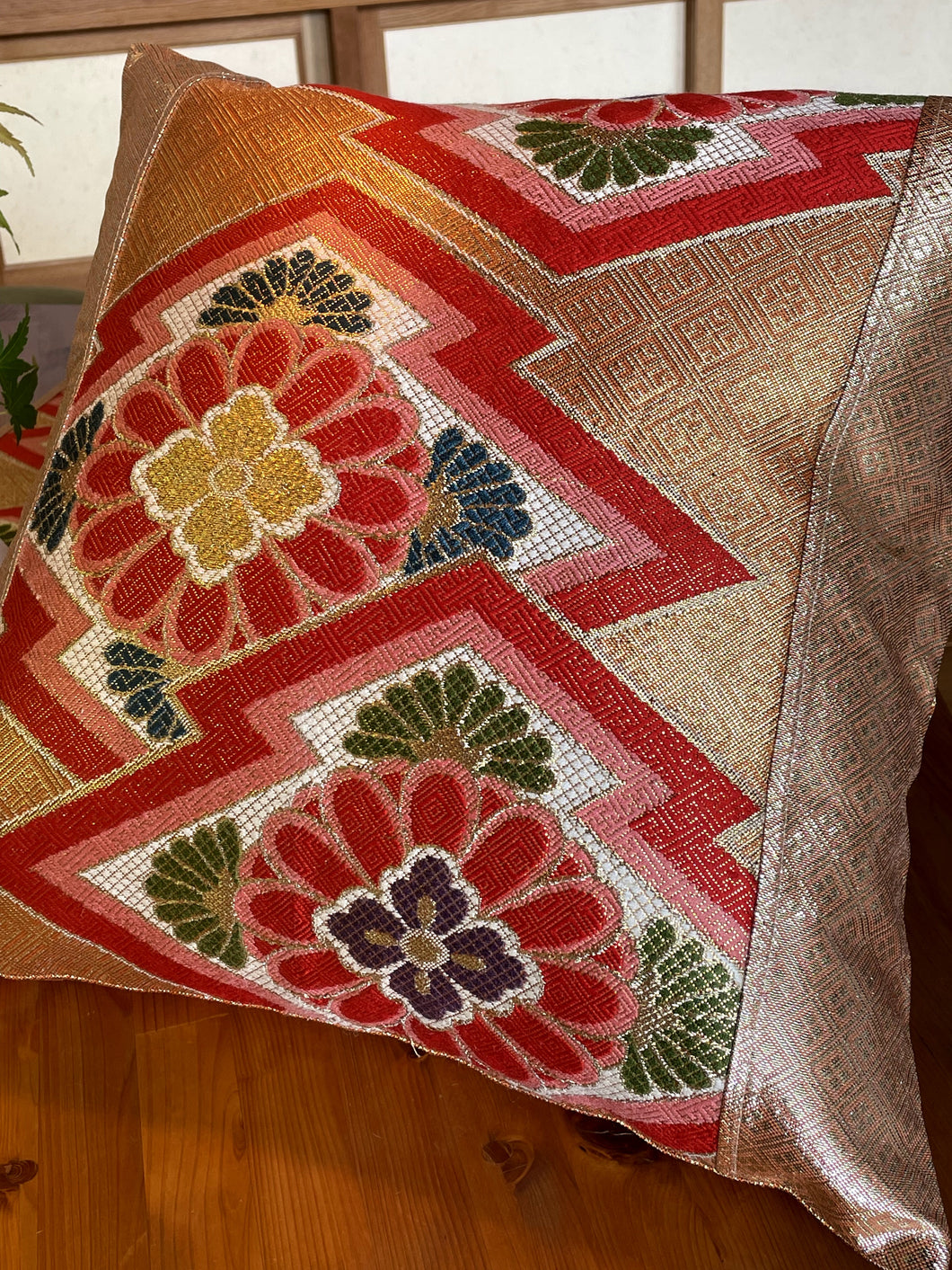 Housse de coussin en soie avec un motif floral de diamant et de pin