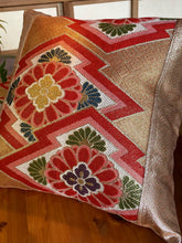 Charger l&#39;image dans la galerie, Housse de coussin en soie avec un motif floral de diamant et de pin
