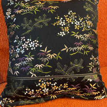 Charger l&#39;image dans la galerie, Housse de coussin florale décorative en paulownia
