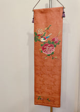 將圖像加載到圖庫查看器中，Bird embroidery with roses・&#39;Kakejiku&#39; runner
