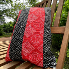 將圖像加載到圖庫查看器中，Dappled Shibori Pillow Cover in Red and Black

