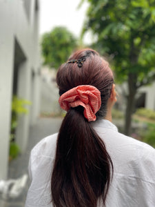 Élastique à Cheveux Kimono Vintage &#39;Kanokoshibori&#39; - Extérieur Noir/Envers Multicolore