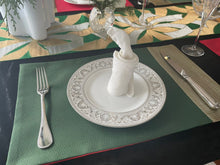 Charger l&#39;image dans la galerie, Sets de table verts et rouges avec tissage de fil d&#39;or
