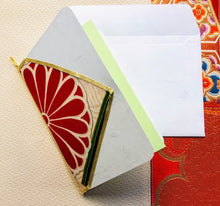 Charger l&#39;image dans la galerie, Cartes de vœux fabriquées à partir de kimono formel vintage pour enfants
