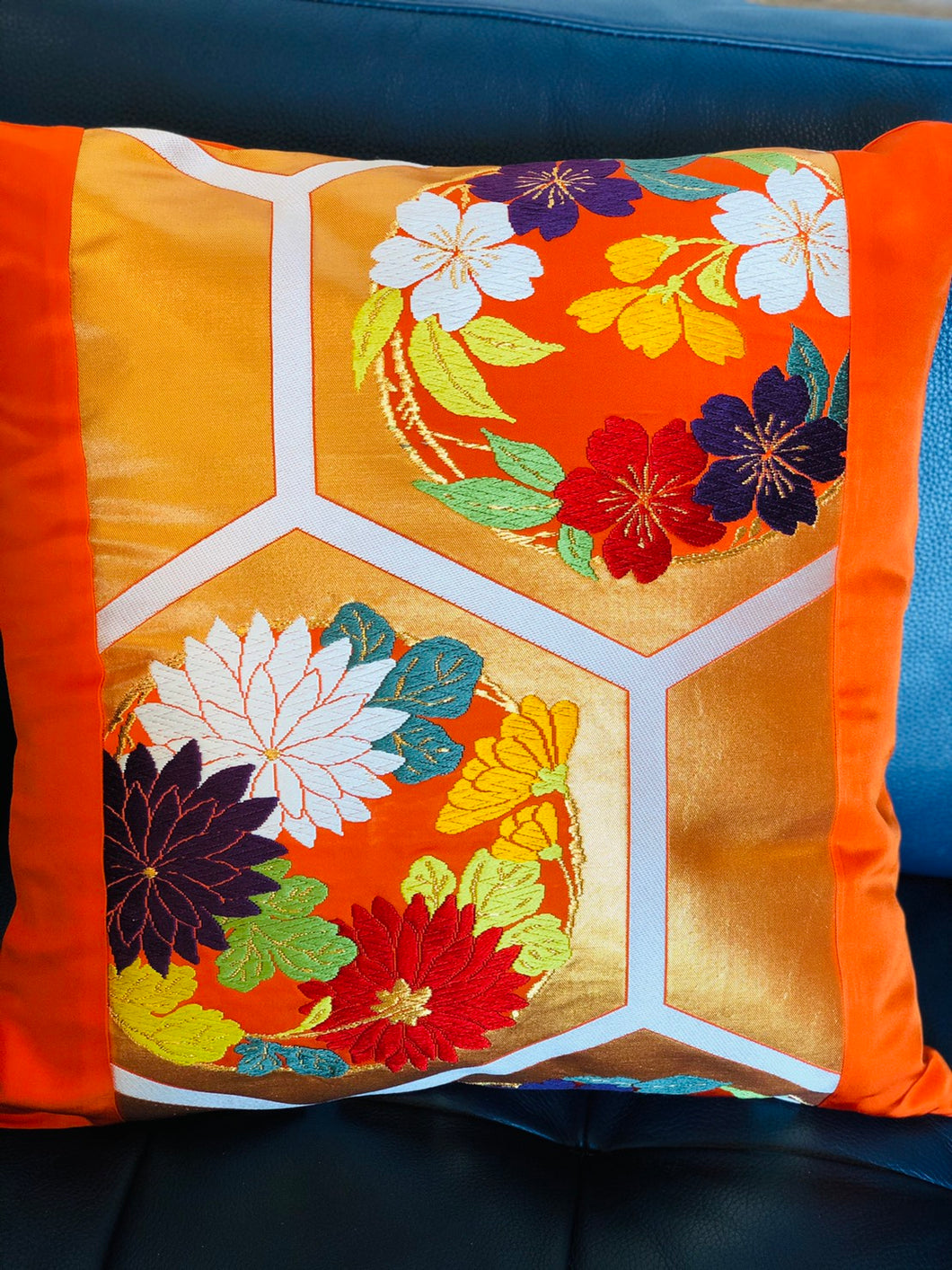 Housse de coussin décorative avec un motif Hanamaru (cercles de fleurs)