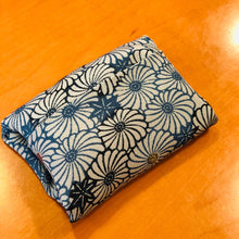 Load image into Gallery viewer, Reusable Shopping Bag made of Vintage Kimono Fabric - Small
