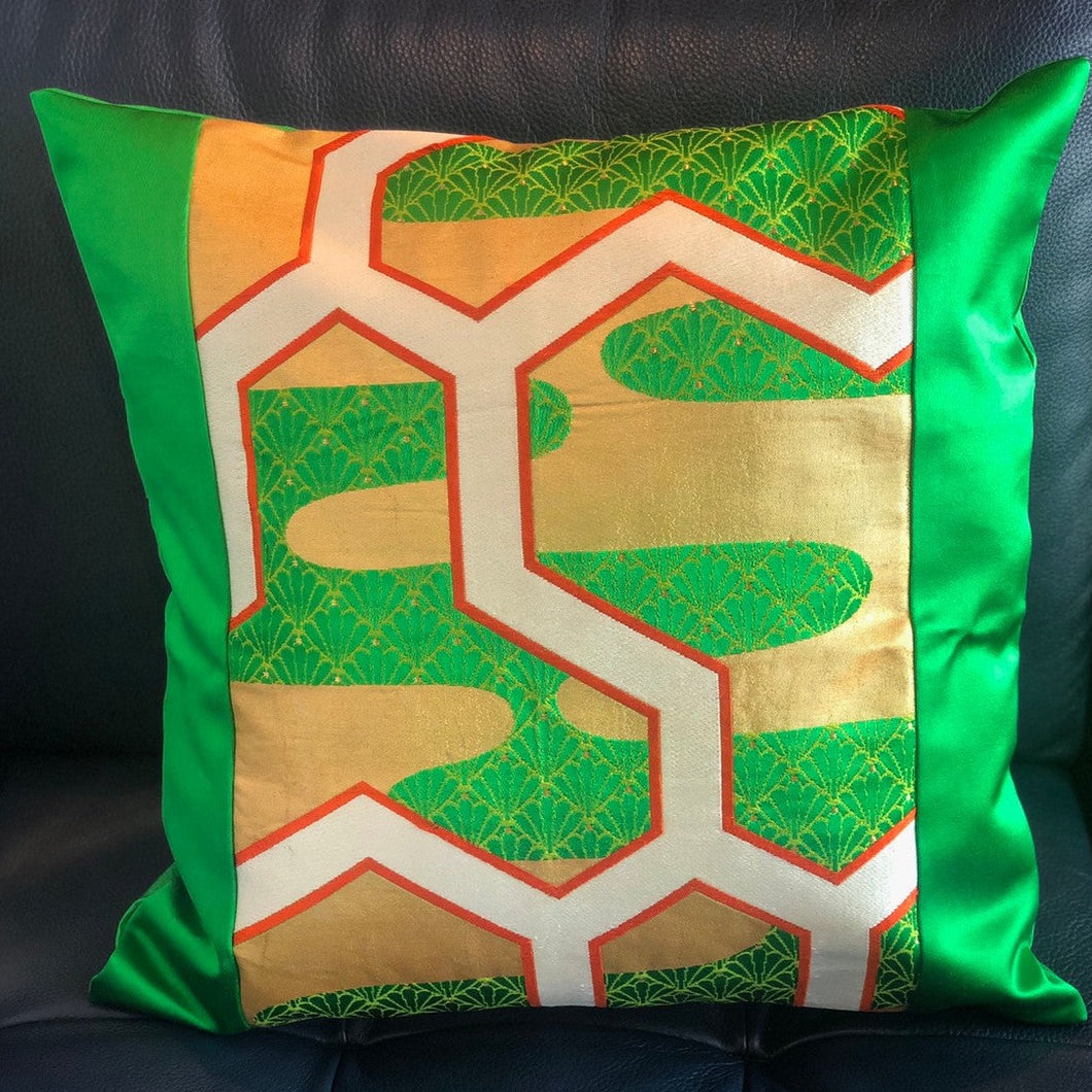 Housse de coussin décorative verte et dorée avec un motif Kasumi Haze
