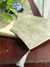将图片加载到图库查看器，Table Runner Silver thread woven / good luck &amp; happiness pattern (woven textile Obi)
