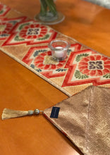 將圖像加載到圖庫查看器中，Table Runner Matsukawabishi pattern with  flowers (woven textile Obi)
