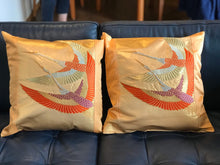 將圖像加載到圖庫查看器中，Decorative gold pillow cover with flying cranes

